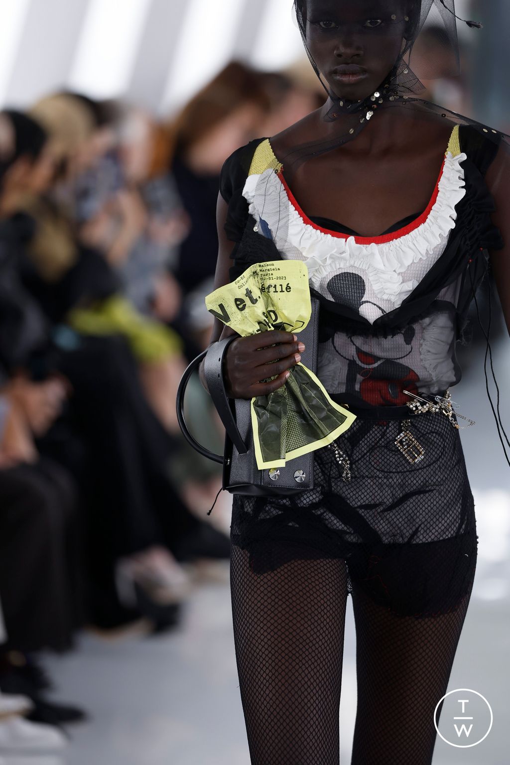 Fashion Week Paris Fall/Winter 2023 look 22 de la collection Maison Margiela menswear accessories