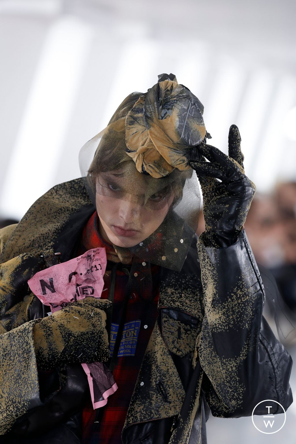 Fashion Week Paris Fall/Winter 2023 look 36 de la collection Maison Margiela menswear accessories
