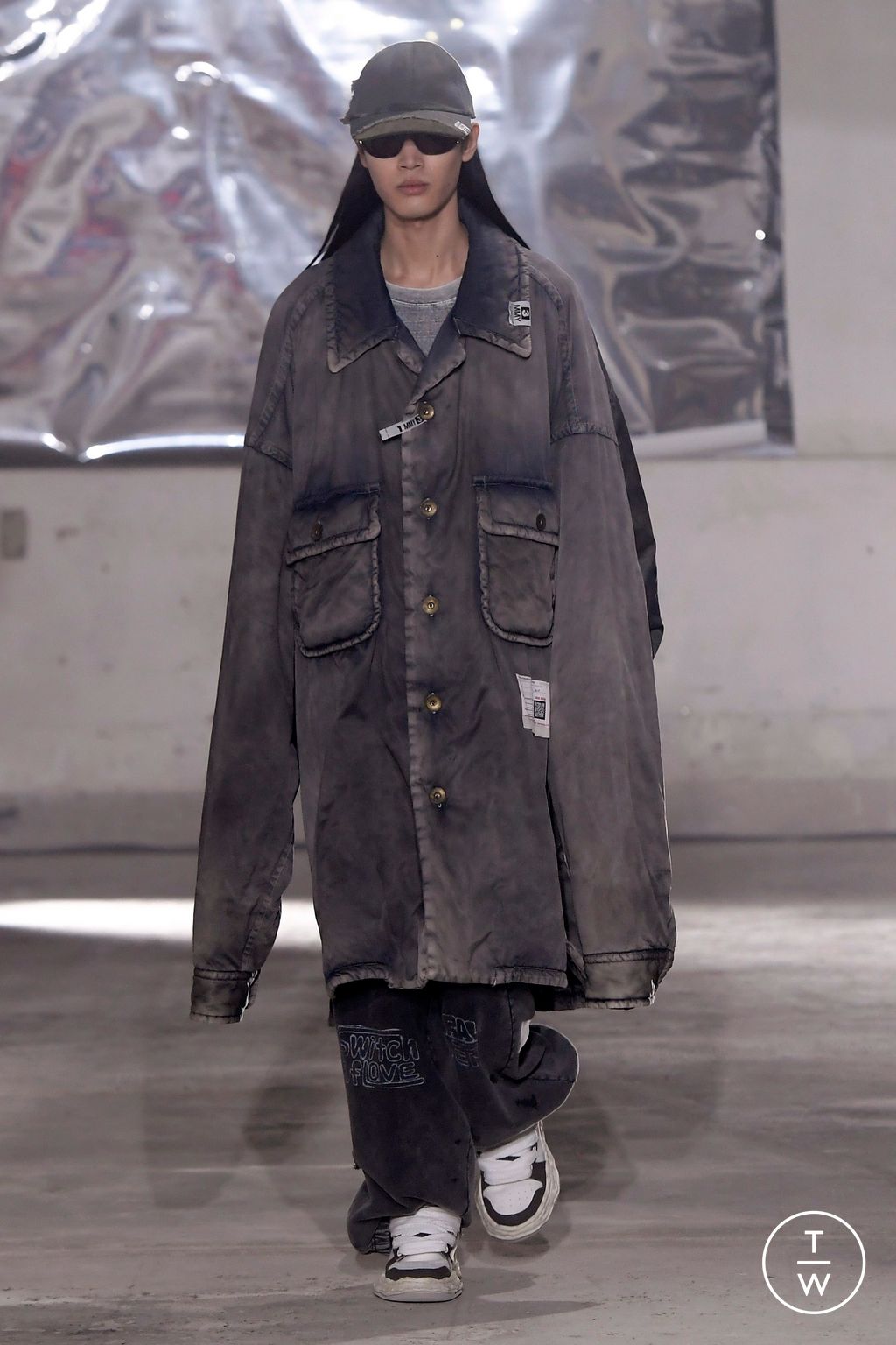 Fashion Week Paris Fall/Winter 2024 look 8 from the Maison Mihara Yasuhiro collection menswear