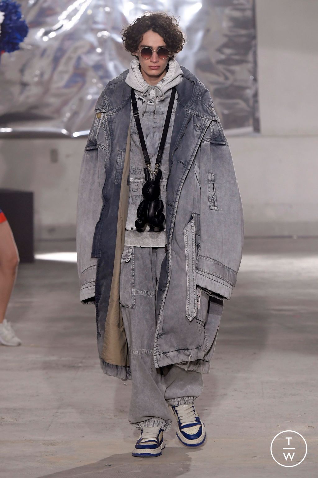 Fashion Week Paris Fall/Winter 2024 look 10 de la collection Maison Mihara Yasuhiro menswear