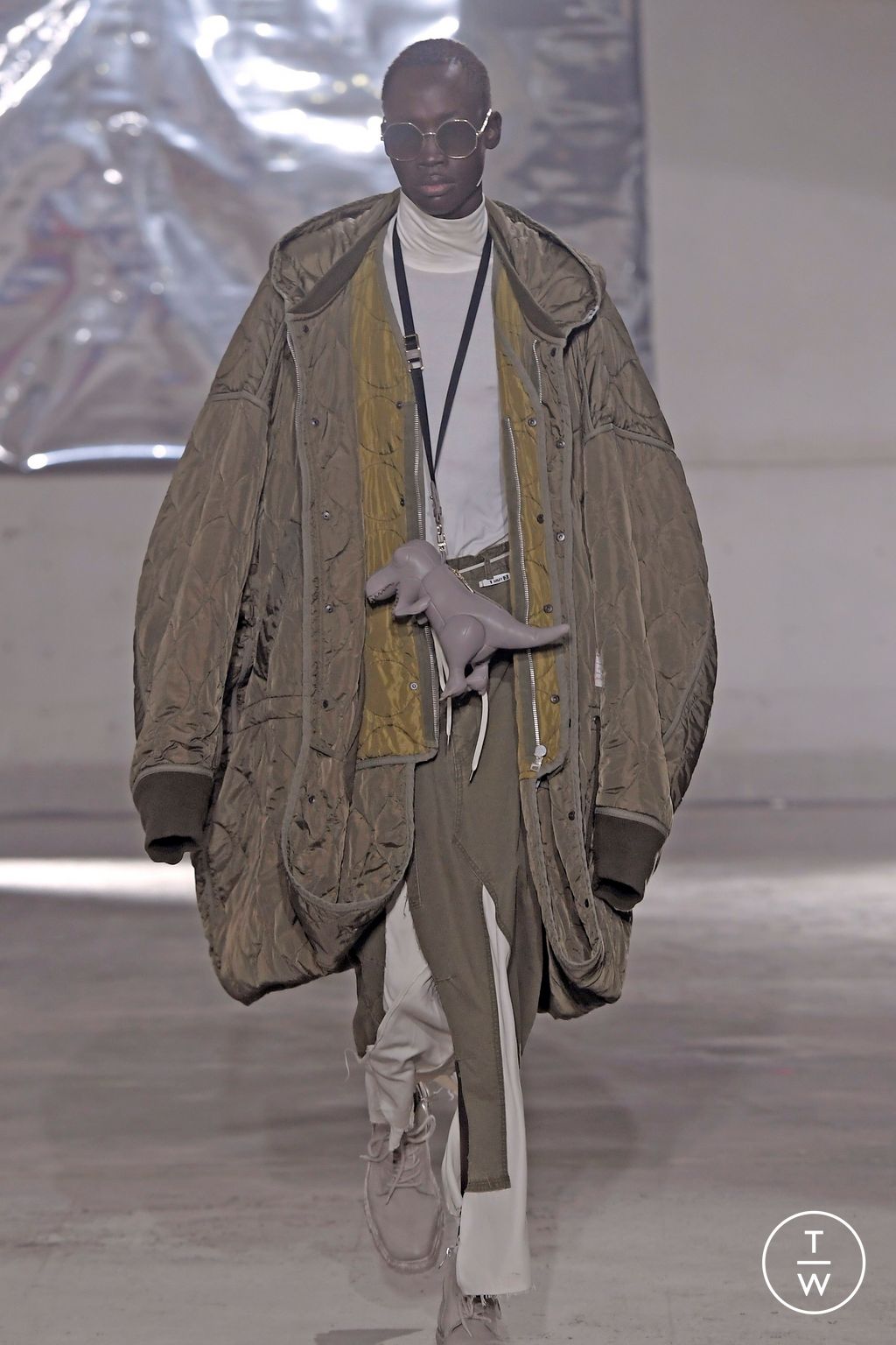 Fashion Week Paris Fall/Winter 2024 look 19 from the Maison Mihara Yasuhiro collection menswear
