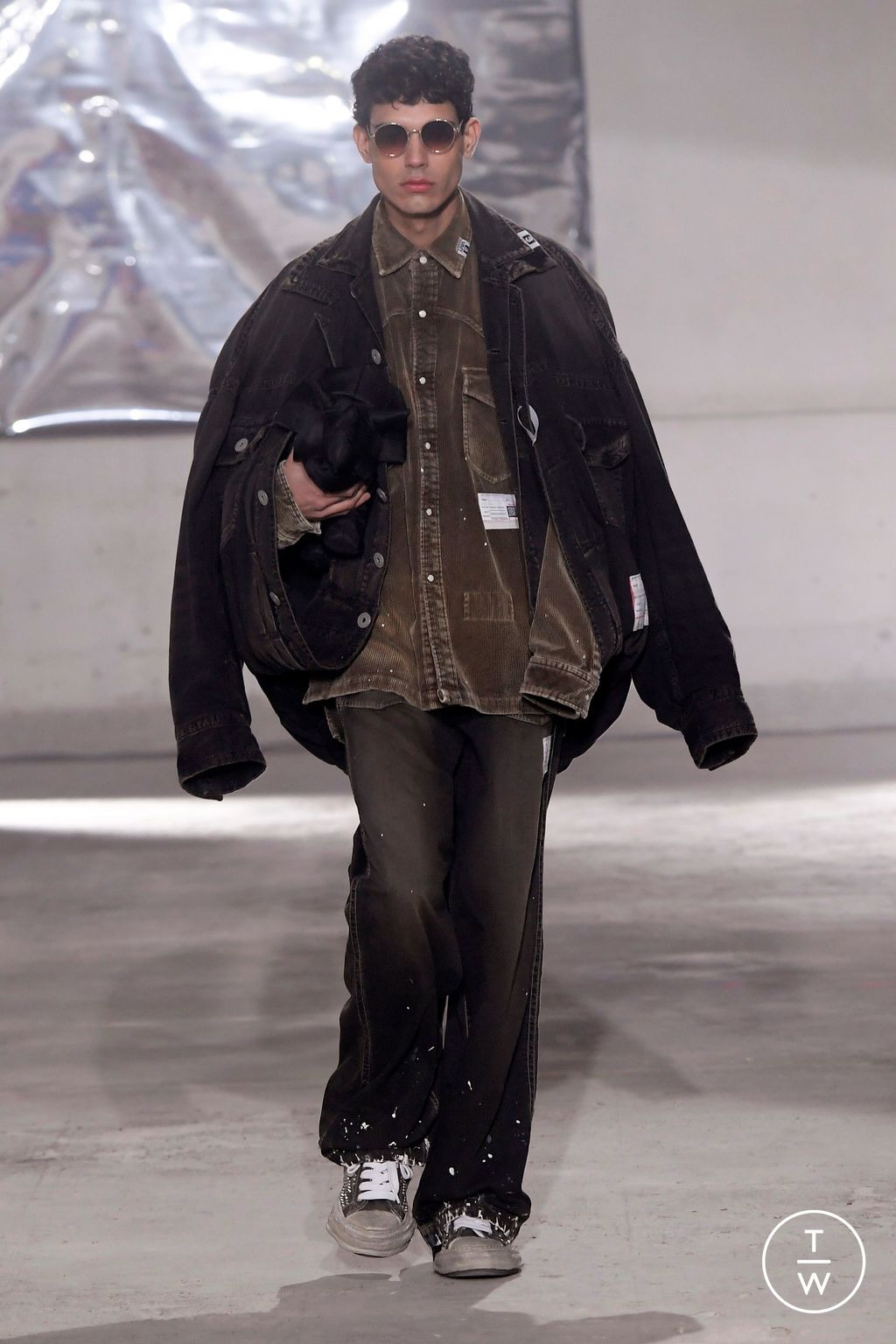 Fashion Week Paris Fall/Winter 2024 look 21 de la collection Maison Mihara Yasuhiro menswear