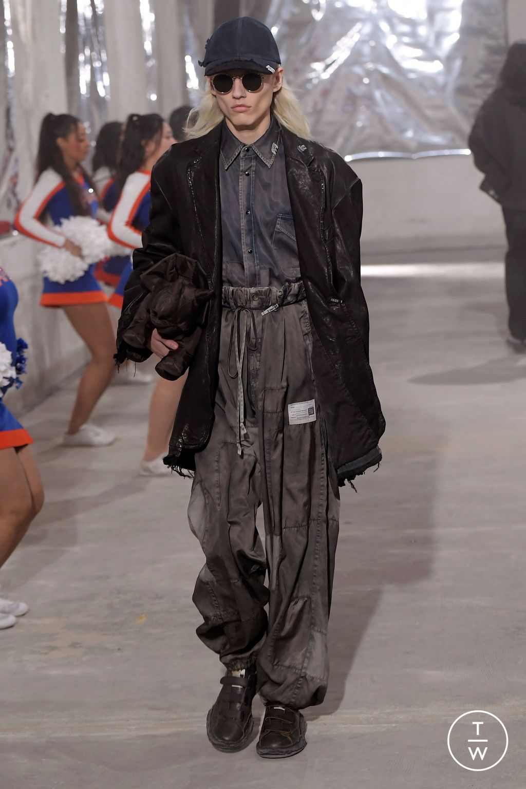 Fashion Week Paris Fall/Winter 2024 look 24 de la collection Maison Mihara Yasuhiro menswear