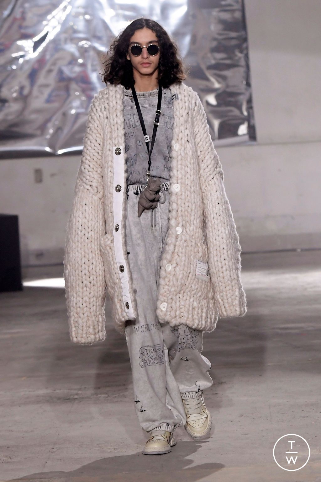 Fashion Week Paris Fall/Winter 2024 look 33 from the Maison Mihara Yasuhiro collection menswear