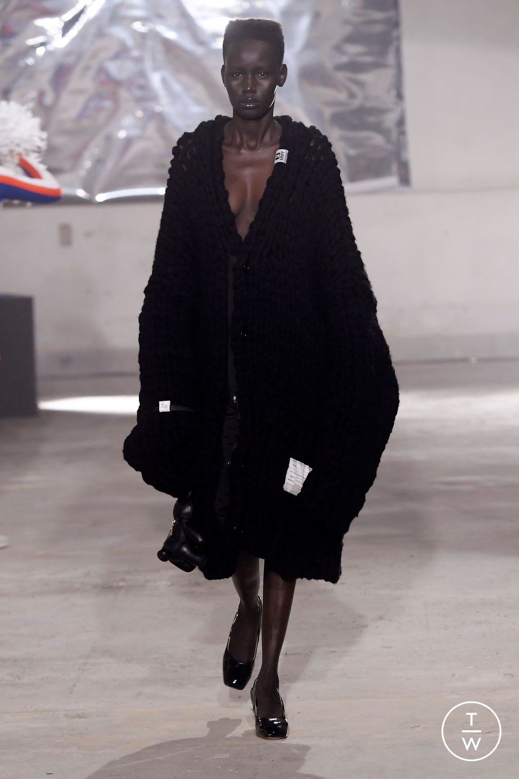 Fashion Week Paris Fall/Winter 2024 look 49 de la collection Maison Mihara Yasuhiro menswear