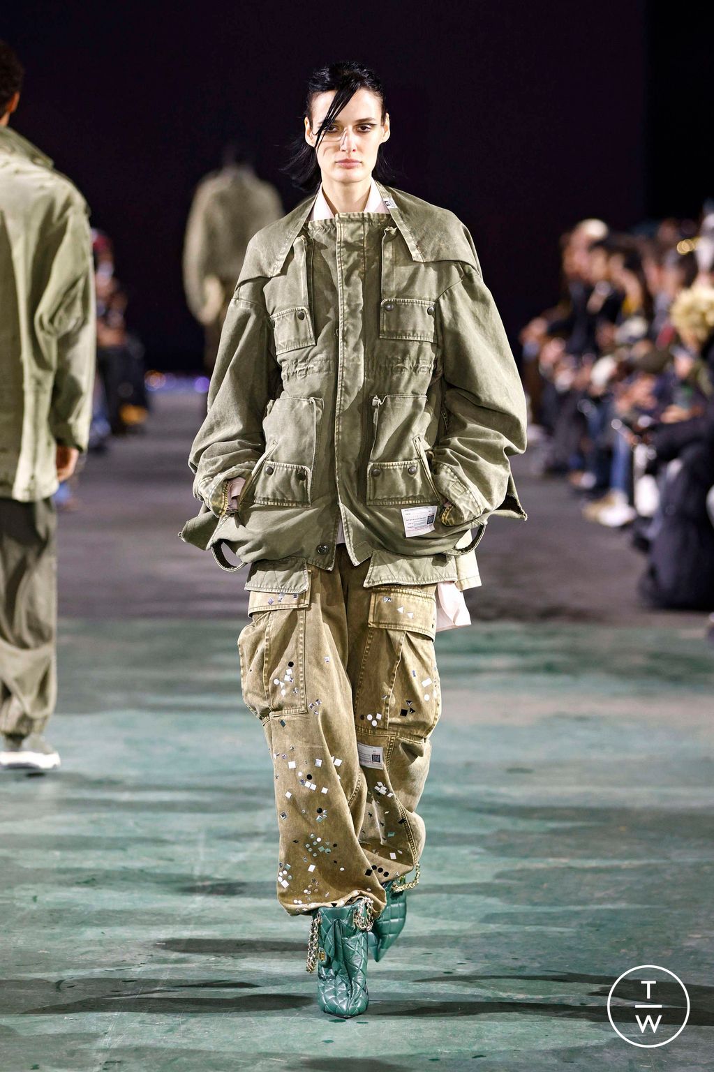 Fashion Week Paris Fall/Winter 2025 look 24 de la collection Maison Mihara Yasuhiro menswear