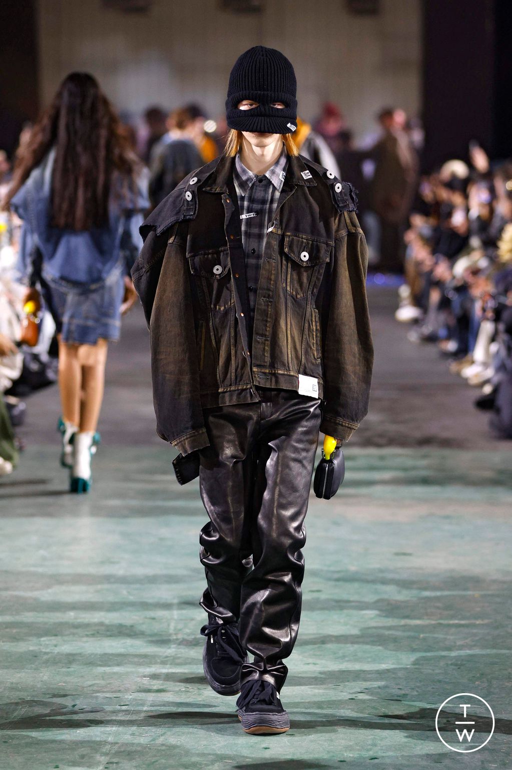 Fashion Week Paris Fall/Winter 2025 look 39 de la collection Maison Mihara Yasuhiro menswear