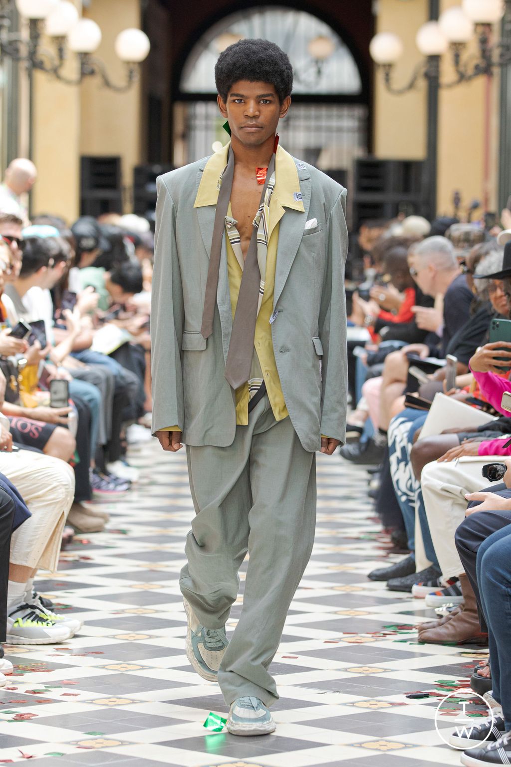 Fashion Week Paris Spring/Summer 2023 look 1 de la collection Maison Mihara Yasuhiro menswear