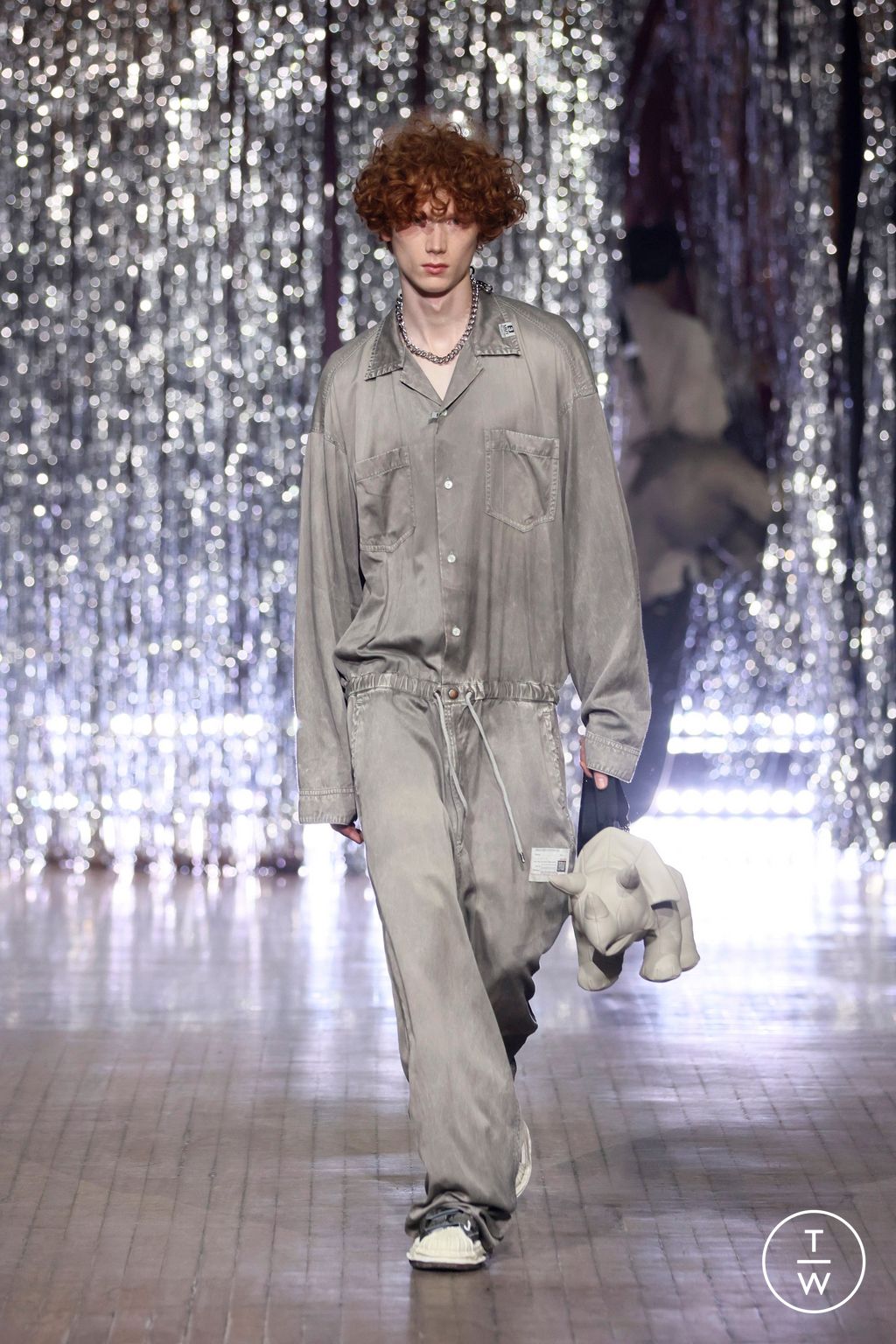 Fashion Week Paris Spring-Summer 2025 look 51 de la collection Maison Mihara Yasuhiro menswear