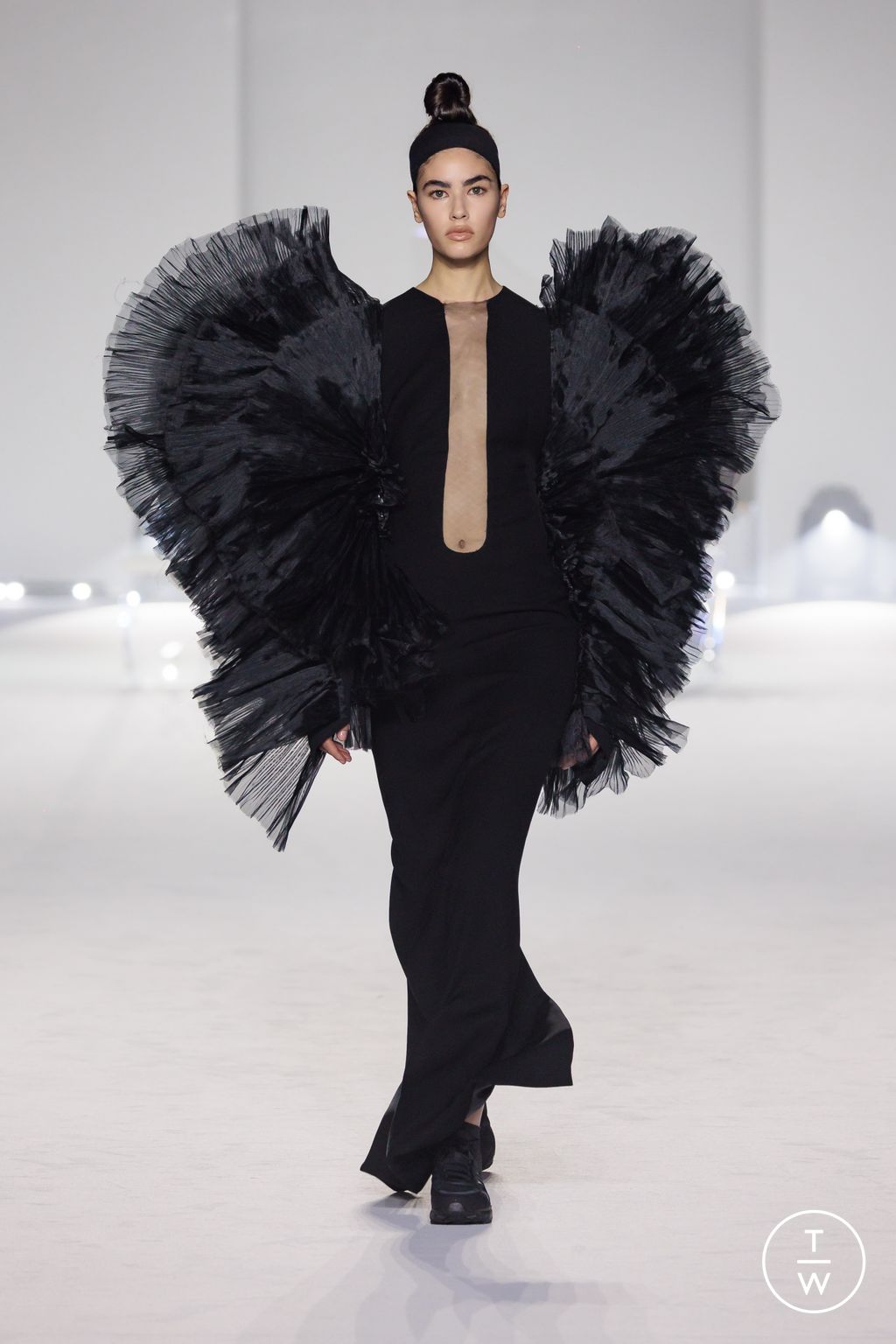 Fashion Week Milan Fall/Winter 2024 look 6 from the Maison Yoshiki Paris collection womenswear