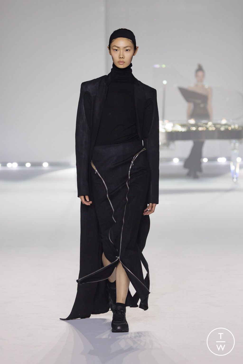 Fashion Week Milan Fall/Winter 2024 look 8 from the Maison Yoshiki Paris collection womenswear