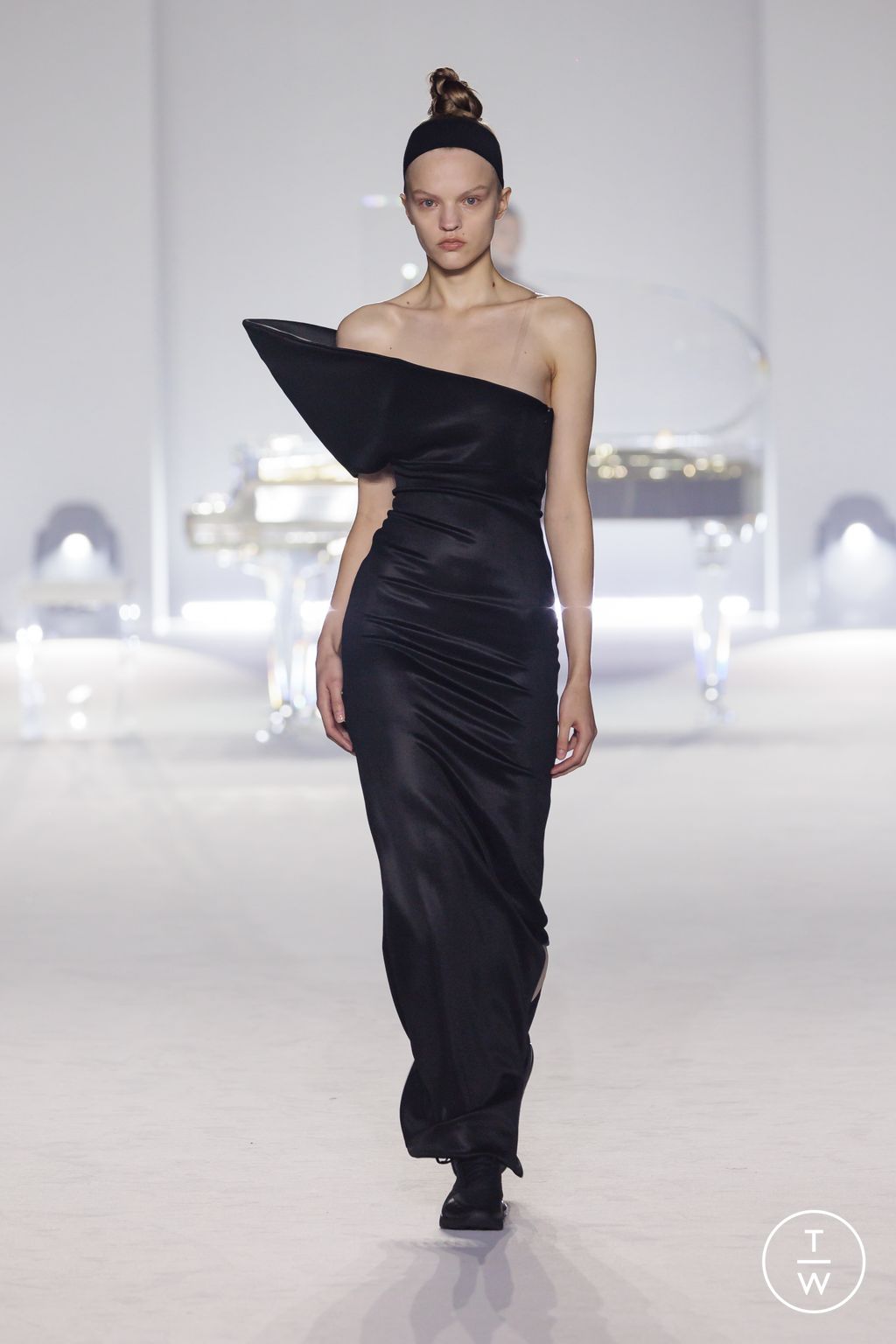 Fashion Week Milan Fall/Winter 2024 look 9 de la collection Maison Yoshiki Paris womenswear