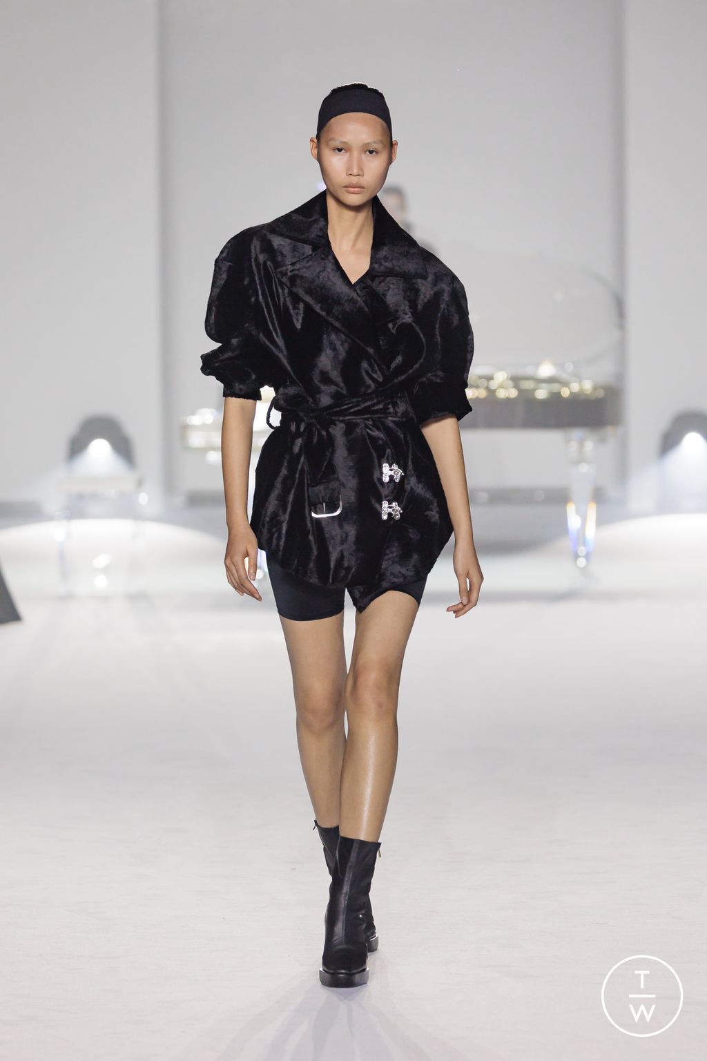 Fashion Week Milan Fall/Winter 2024 look 12 de la collection Maison Yoshiki Paris womenswear