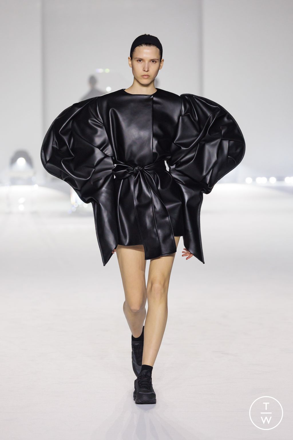 Fashion Week Milan Fall/Winter 2024 look 14 from the Maison Yoshiki Paris collection 女装