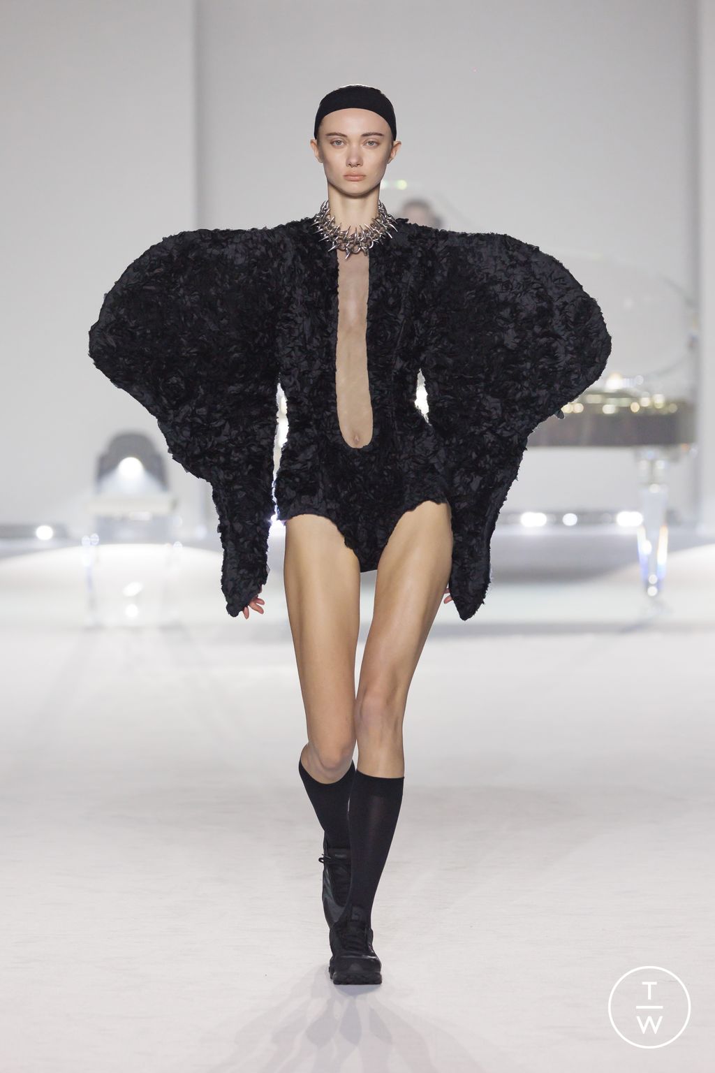 Fashion Week Milan Fall/Winter 2024 look 18 from the Maison Yoshiki Paris collection womenswear
