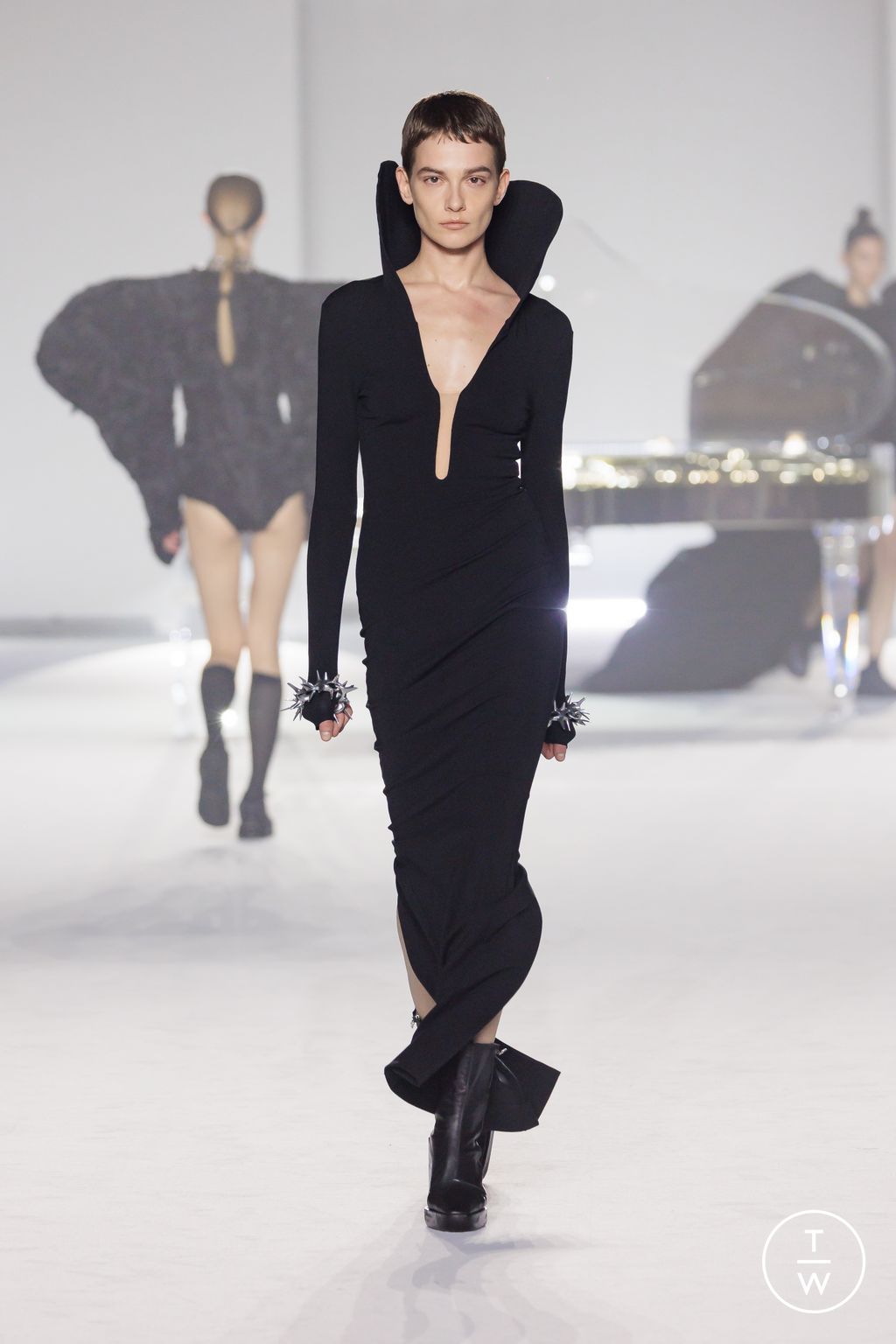 Fashion Week Milan Fall/Winter 2024 look 19 from the Maison Yoshiki Paris collection womenswear