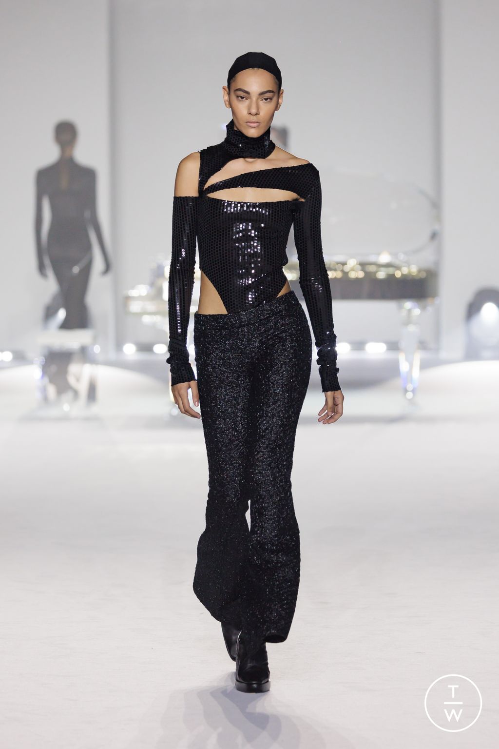 Fashion Week Milan Fall/Winter 2024 look 24 from the Maison Yoshiki Paris collection womenswear