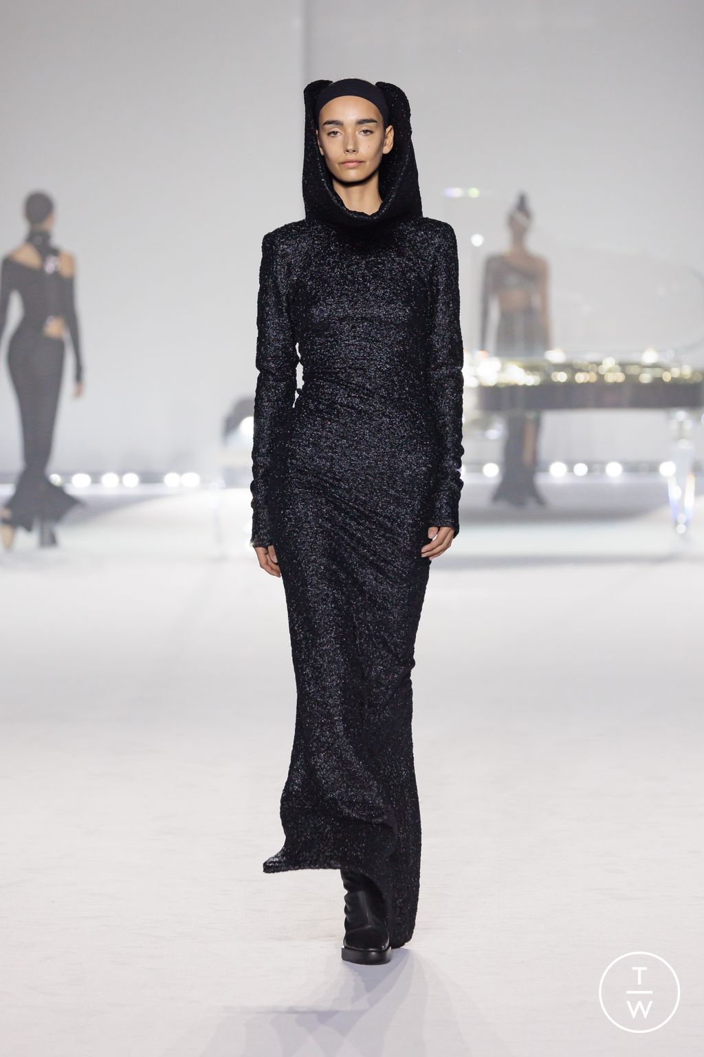 Fashion Week Milan Fall/Winter 2024 look 25 from the Maison Yoshiki Paris collection womenswear