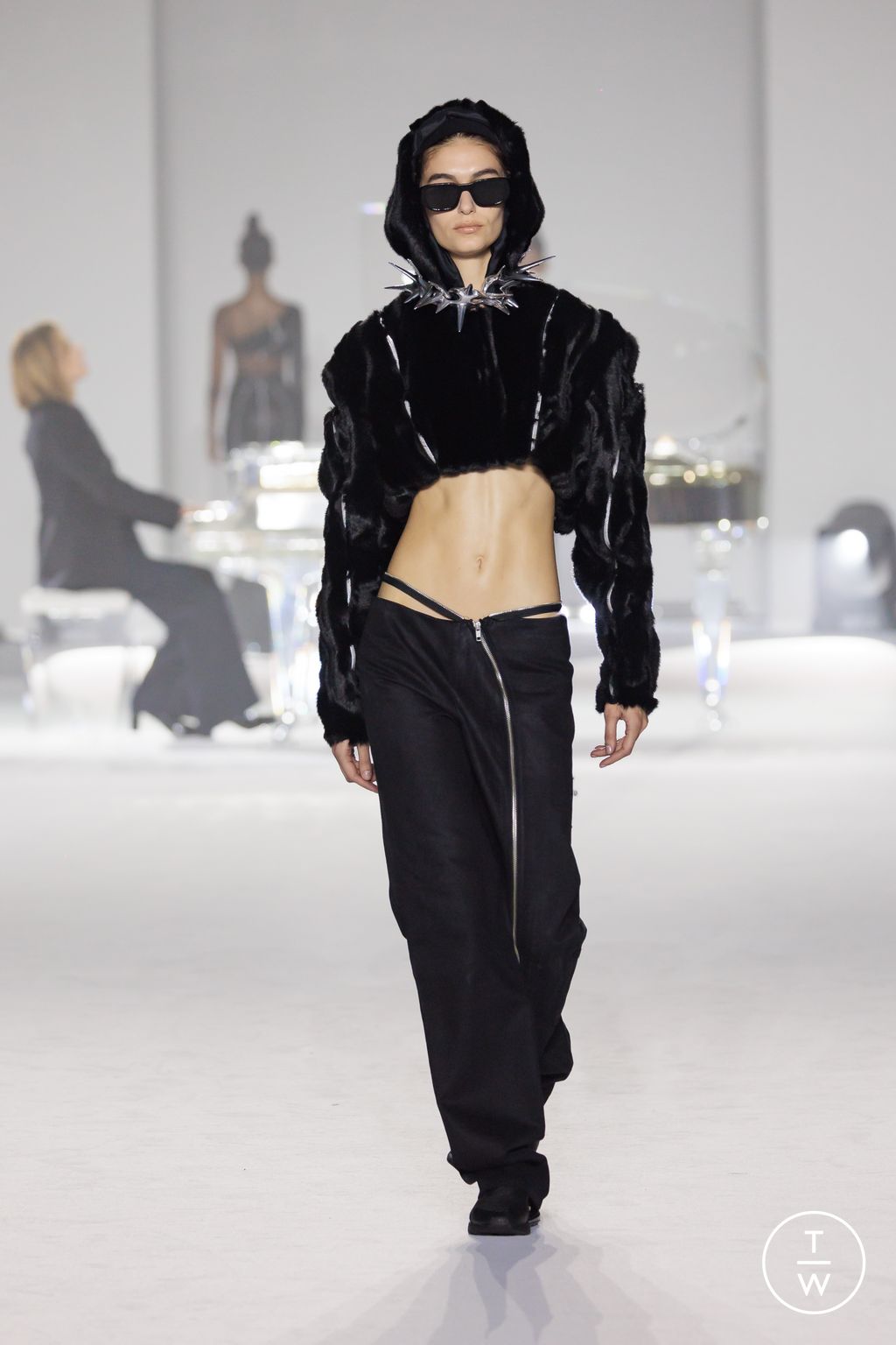 Fashion Week Milan Fall/Winter 2024 look 28 from the Maison Yoshiki Paris collection 女装