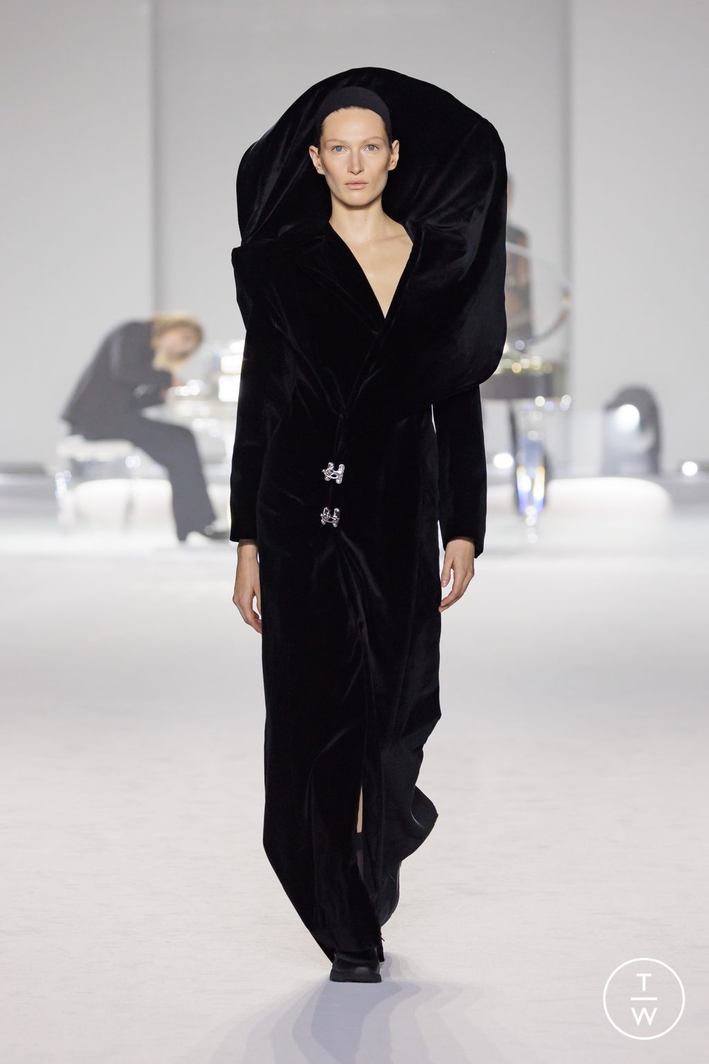 Fashion Week Milan Fall/Winter 2024 look 30 from the Maison Yoshiki Paris collection womenswear
