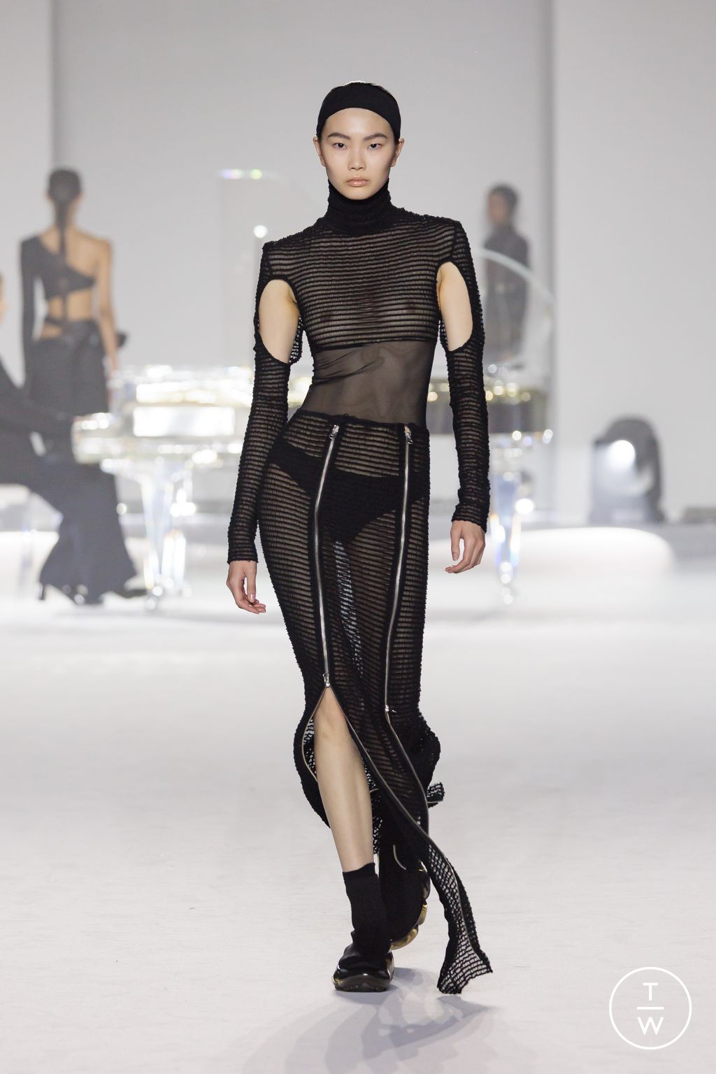 Fashion Week Milan Fall/Winter 2024 look 35 from the Maison Yoshiki Paris collection womenswear
