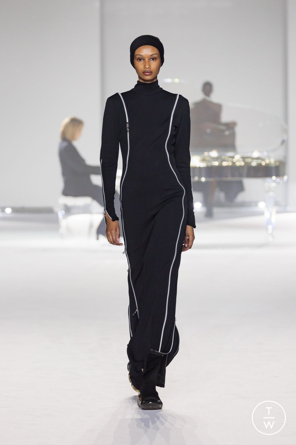 Fashion Week Milan Fall/Winter 2024 look 36 from the Maison Yoshiki Paris collection womenswear