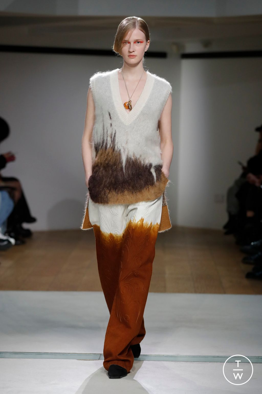 Fashion Week Paris Fall/Winter 2024 look 1 de la collection Mame Kurogouchi womenswear