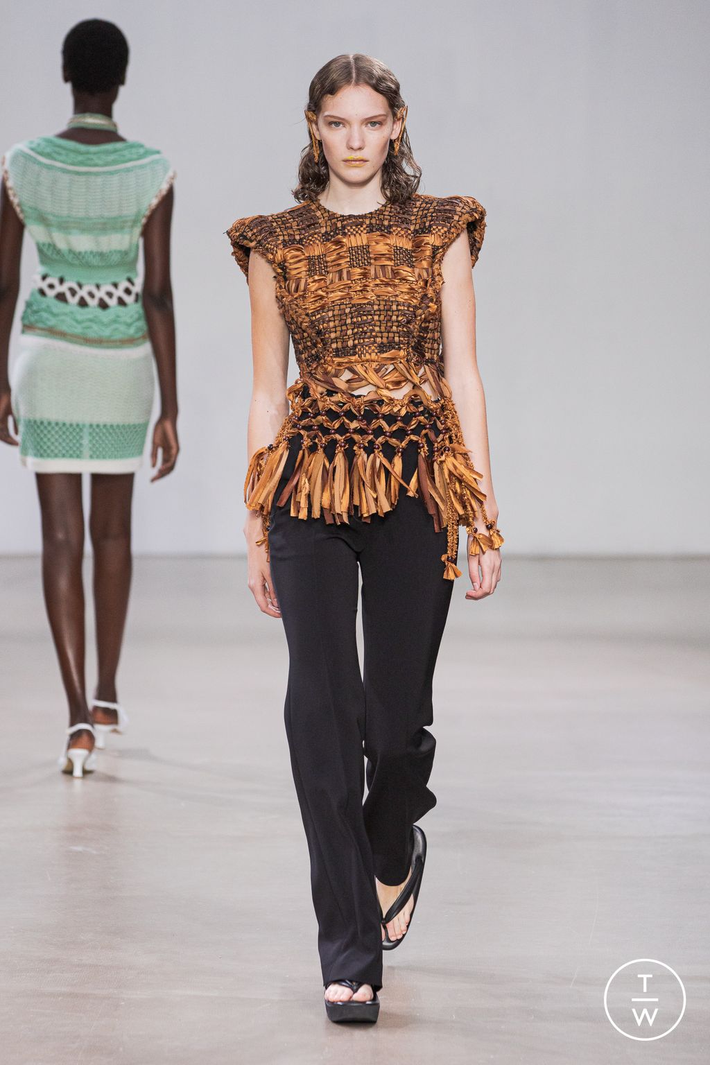 Fashion Week Paris Spring/Summer 2023 look 35 from the Mame Kurogouchi collection 女装