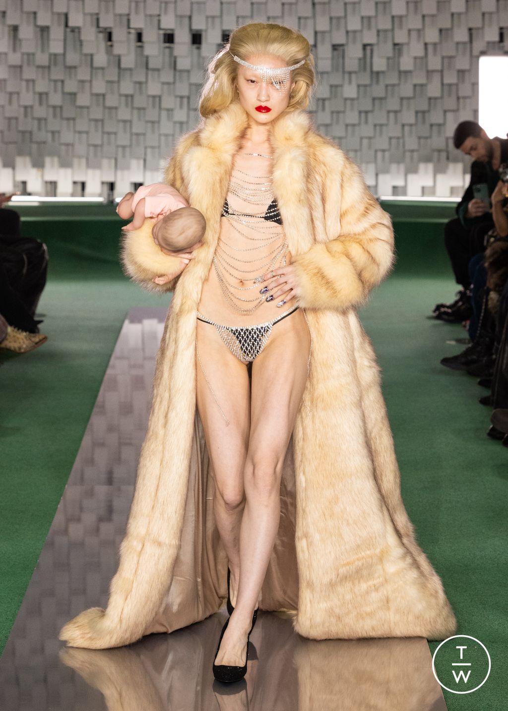 Fashion Week Paris Fall/Winter 2024 look 1 de la collection ½ Mamuor ™ menswear