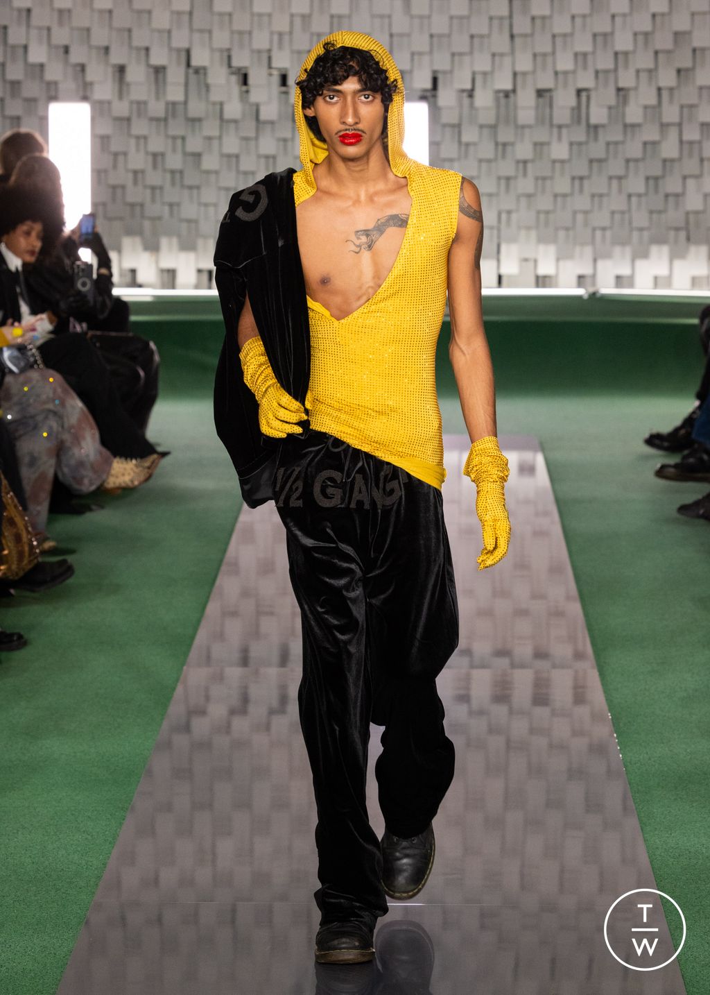 Fashion Week Paris Fall/Winter 2024 look 14 from the ½ Mamuor ™ collection 男装