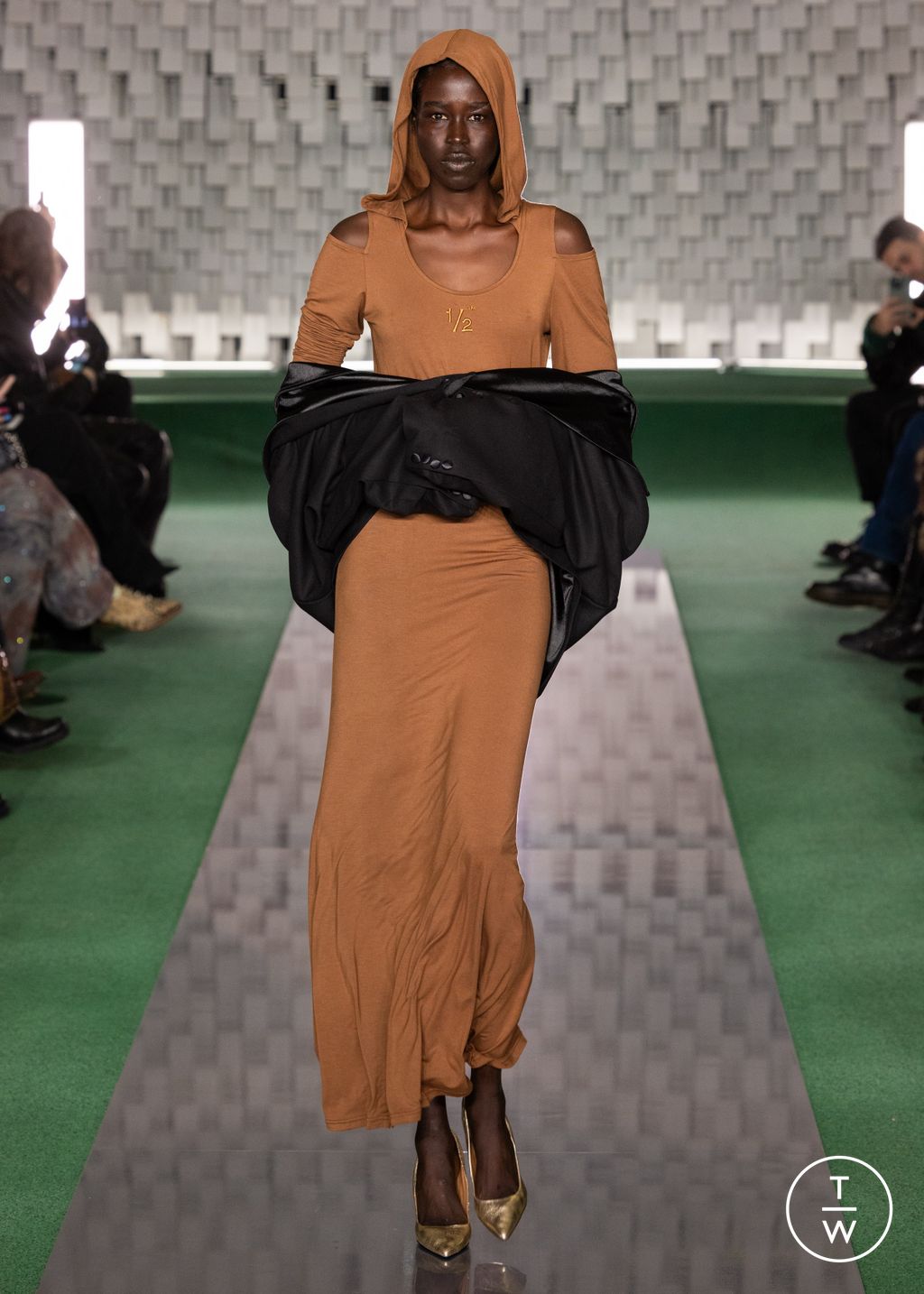 Fashion Week Paris Fall/Winter 2024 look 26 de la collection ½ Mamuor ™ menswear
