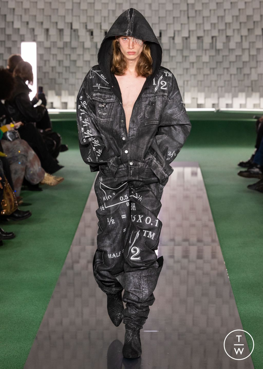 Fashion Week Paris Fall/Winter 2024 look 29 from the ½ Mamuor ™ collection menswear