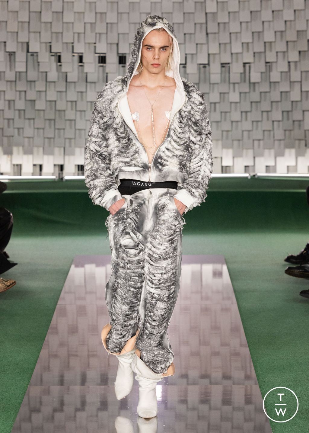 Fashion Week Paris Fall/Winter 2024 look 30 de la collection ½ Mamuor ™ menswear
