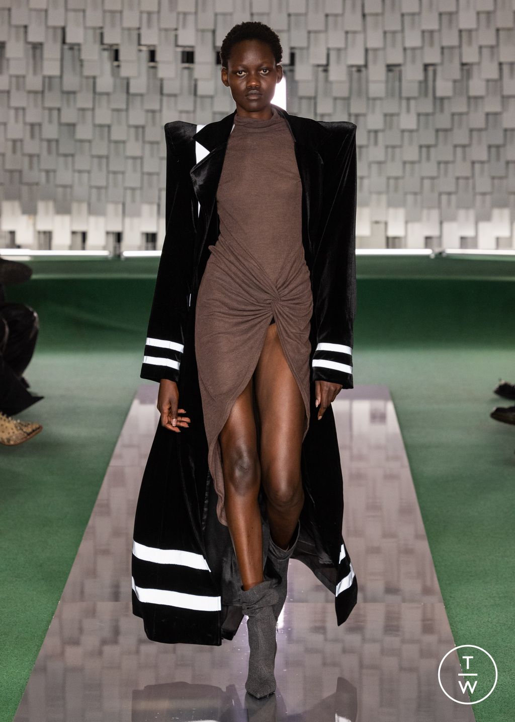 Fashion Week Paris Fall/Winter 2024 look 32 from the ½ Mamuor ™ collection menswear