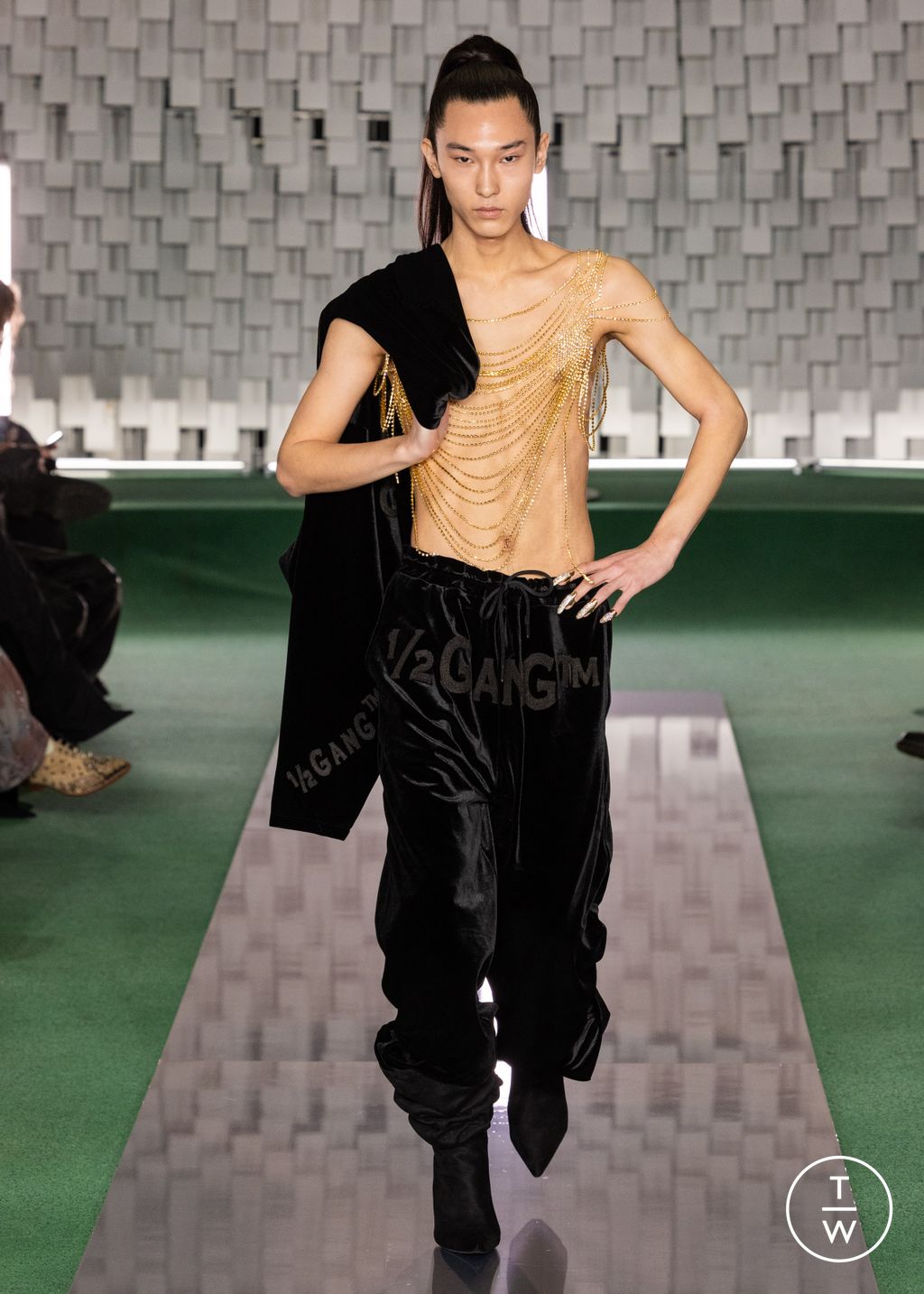 Fashion Week Paris Fall/Winter 2024 look 33 from the ½ Mamuor ™ collection 男装