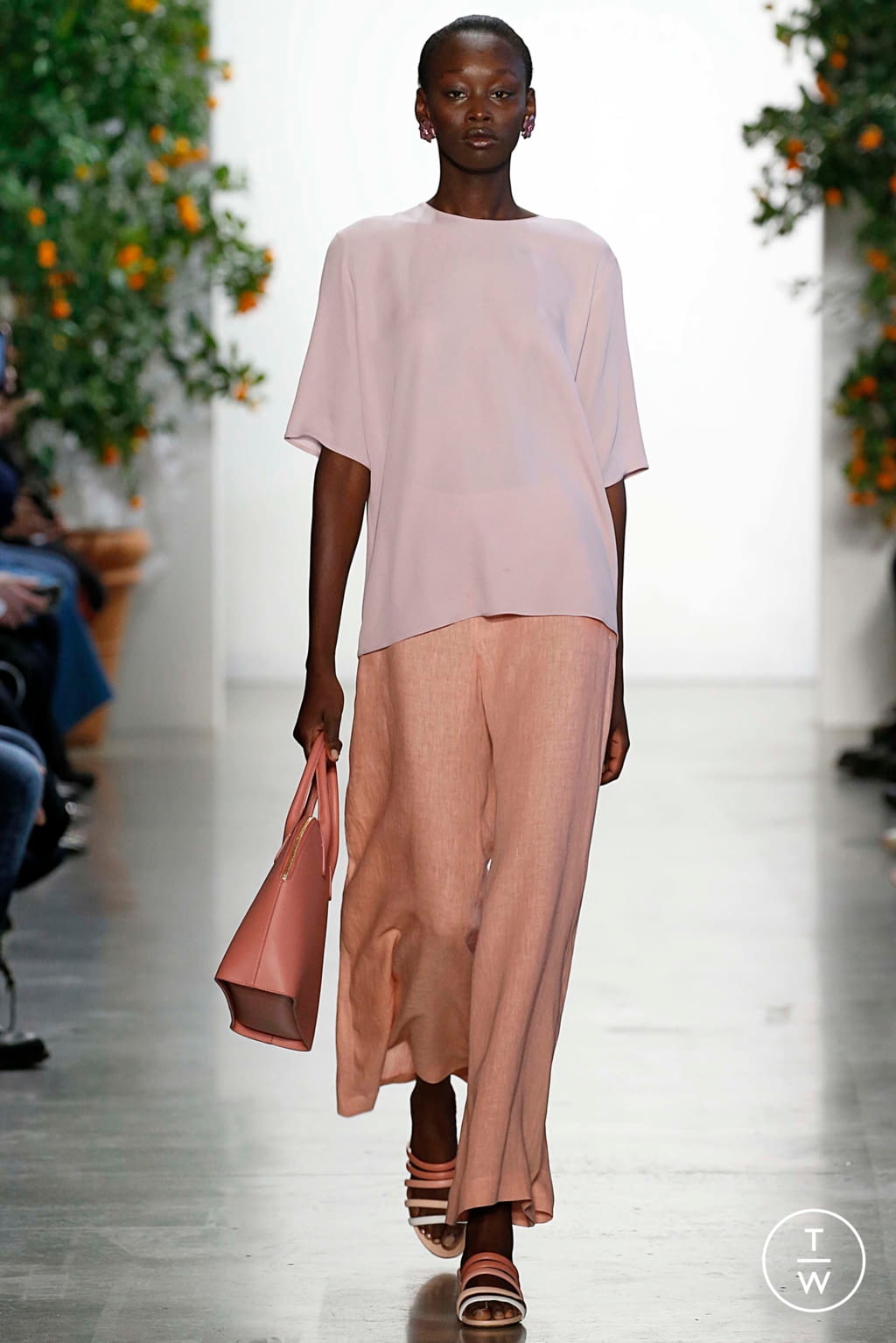 Fashion Week New York Spring/Summer 2018 look 8 from the Mansur Gavriel collection 女装