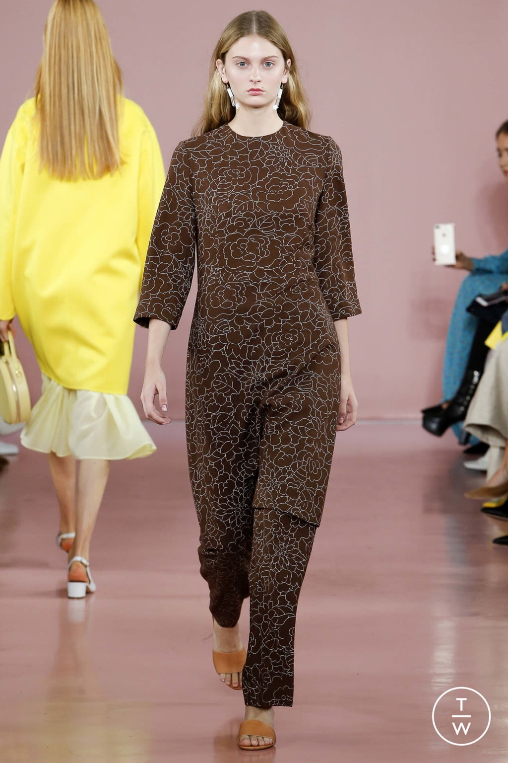 Fashion Week New York Fall/Winter 2017 look 23 from the Mansur Gavriel collection 女装