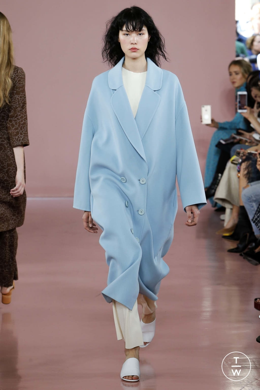 Fashion Week New York Fall/Winter 2017 look 24 from the Mansur Gavriel collection 女装