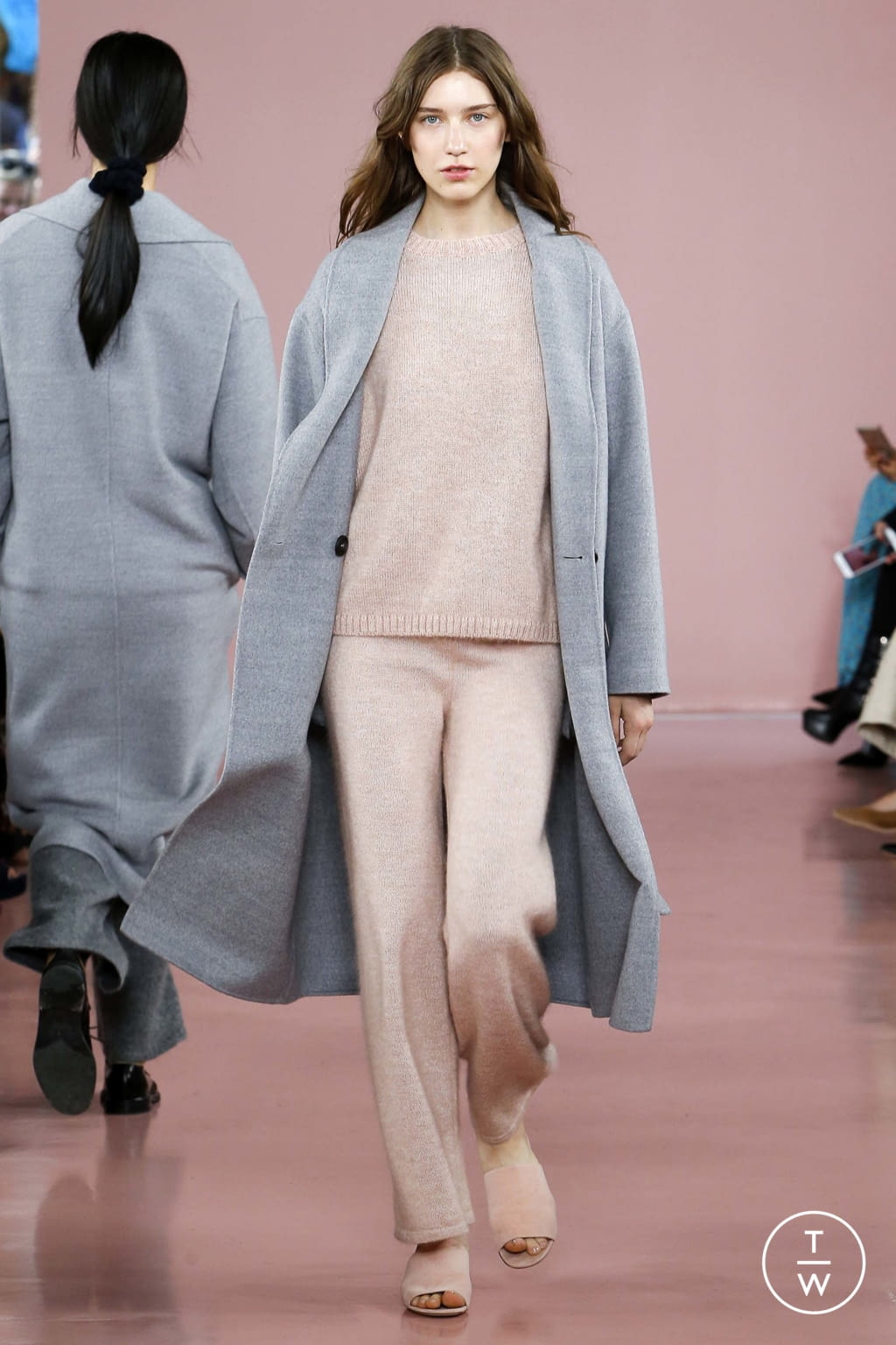 Fashion Week New York Fall/Winter 2017 look 29 from the Mansur Gavriel collection 女装