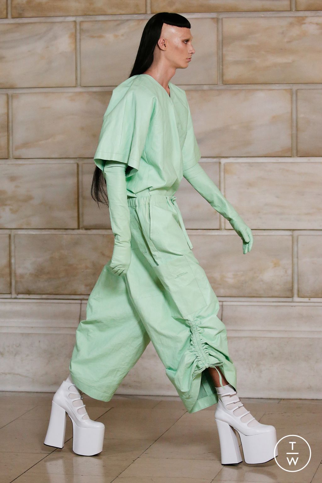 Fashion Week New York Fall/Winter 2022 look 3 de la collection Marc Jacobs womenswear