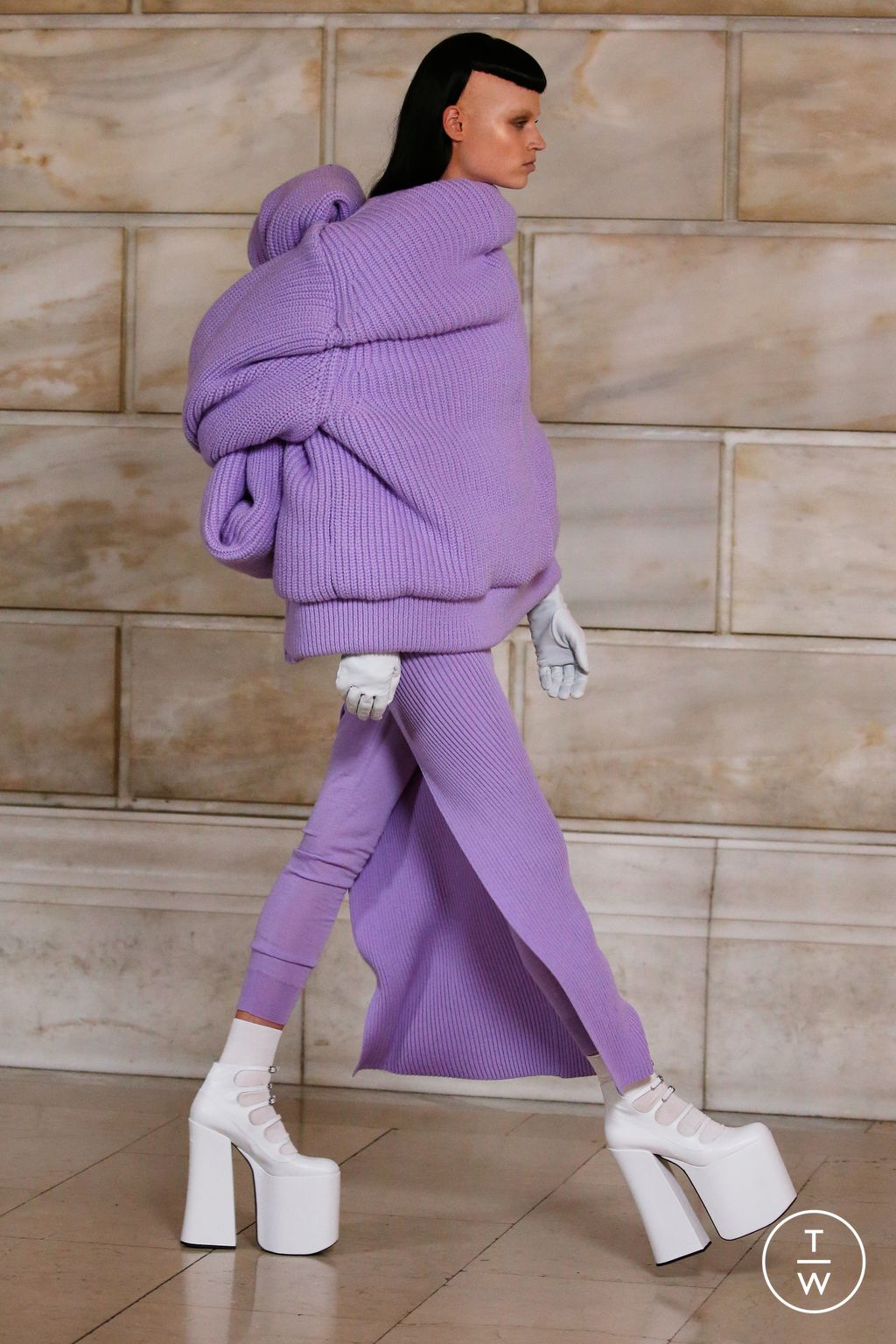 Fashion Week New York Fall/Winter 2022 look 34 from the Marc Jacobs collection womenswear
