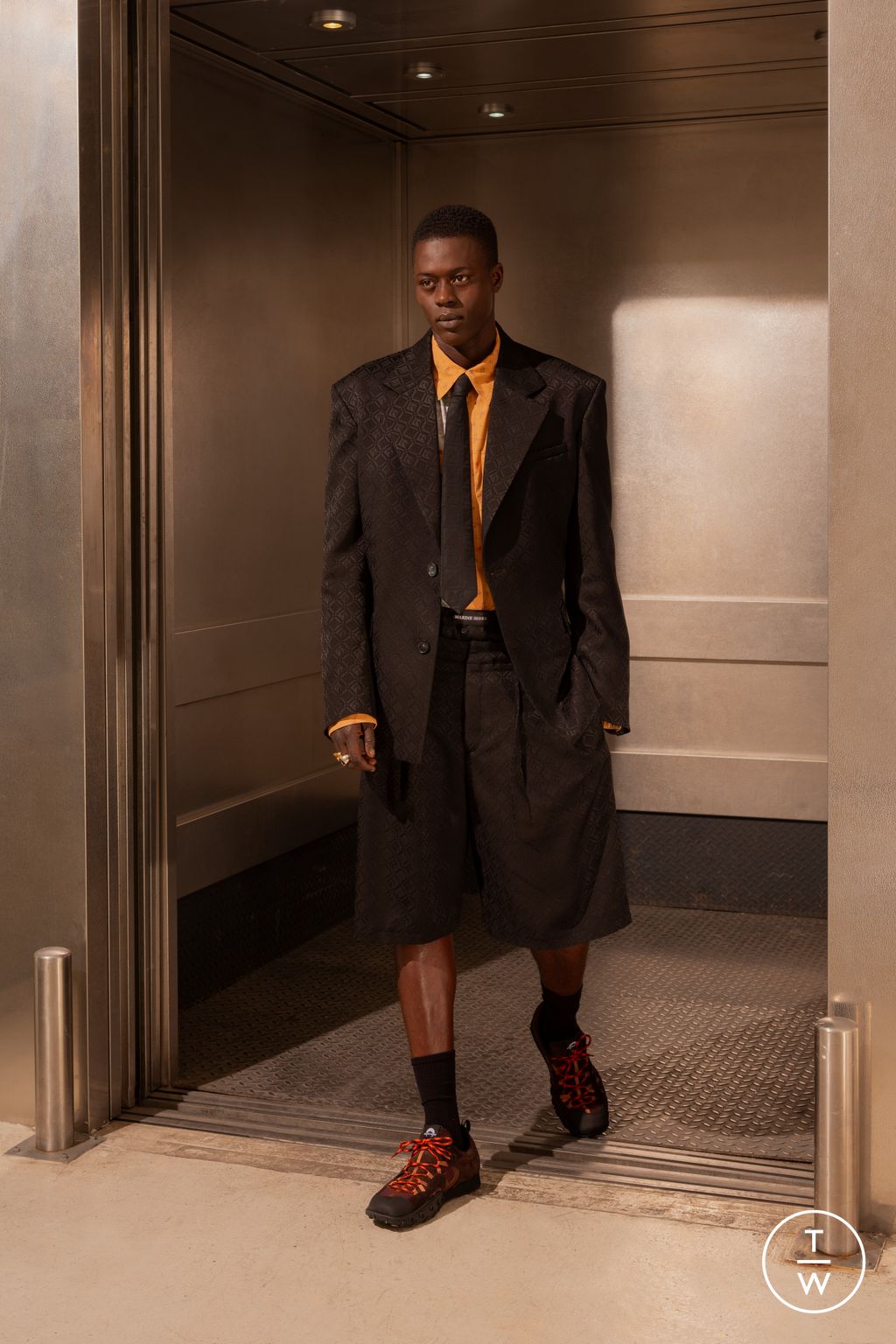 Fashion Week Paris Fall/Winter 2024 look 1 from the Marine Serre collection 男装