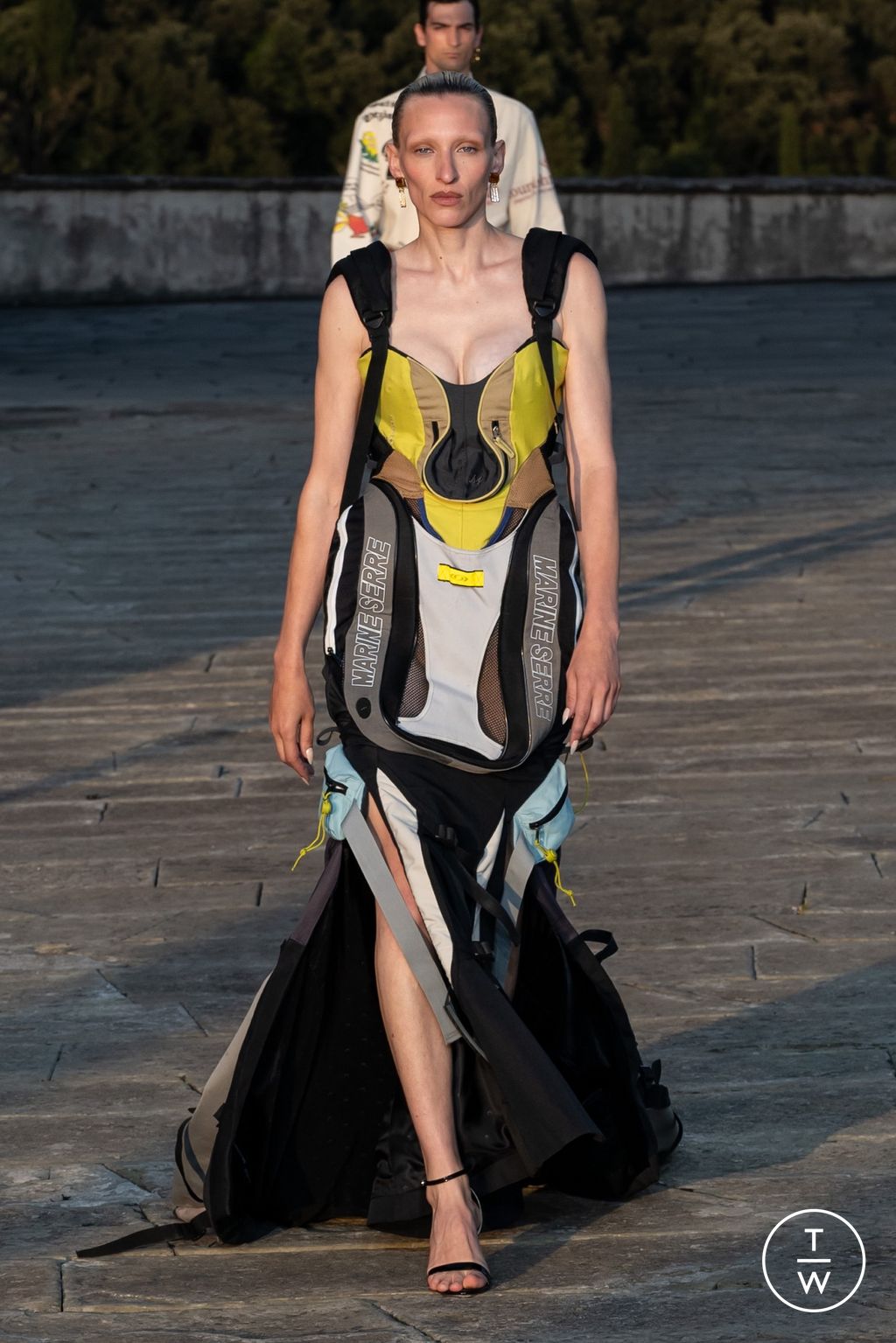 Fashion Week Florence - Pitti Spring-Summer 2025 look 33 de la collection Marine Serre menswear