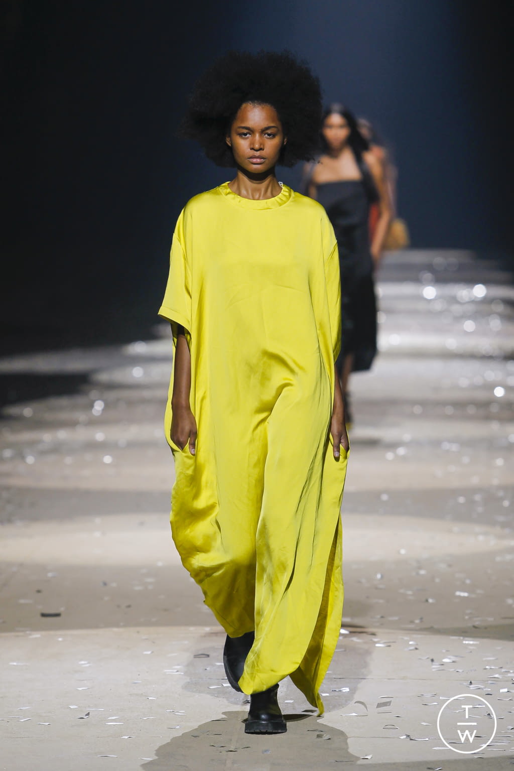 Fashion Week London Spring/Summer 2022 look 2 from the Marques' Almeida collection 女装