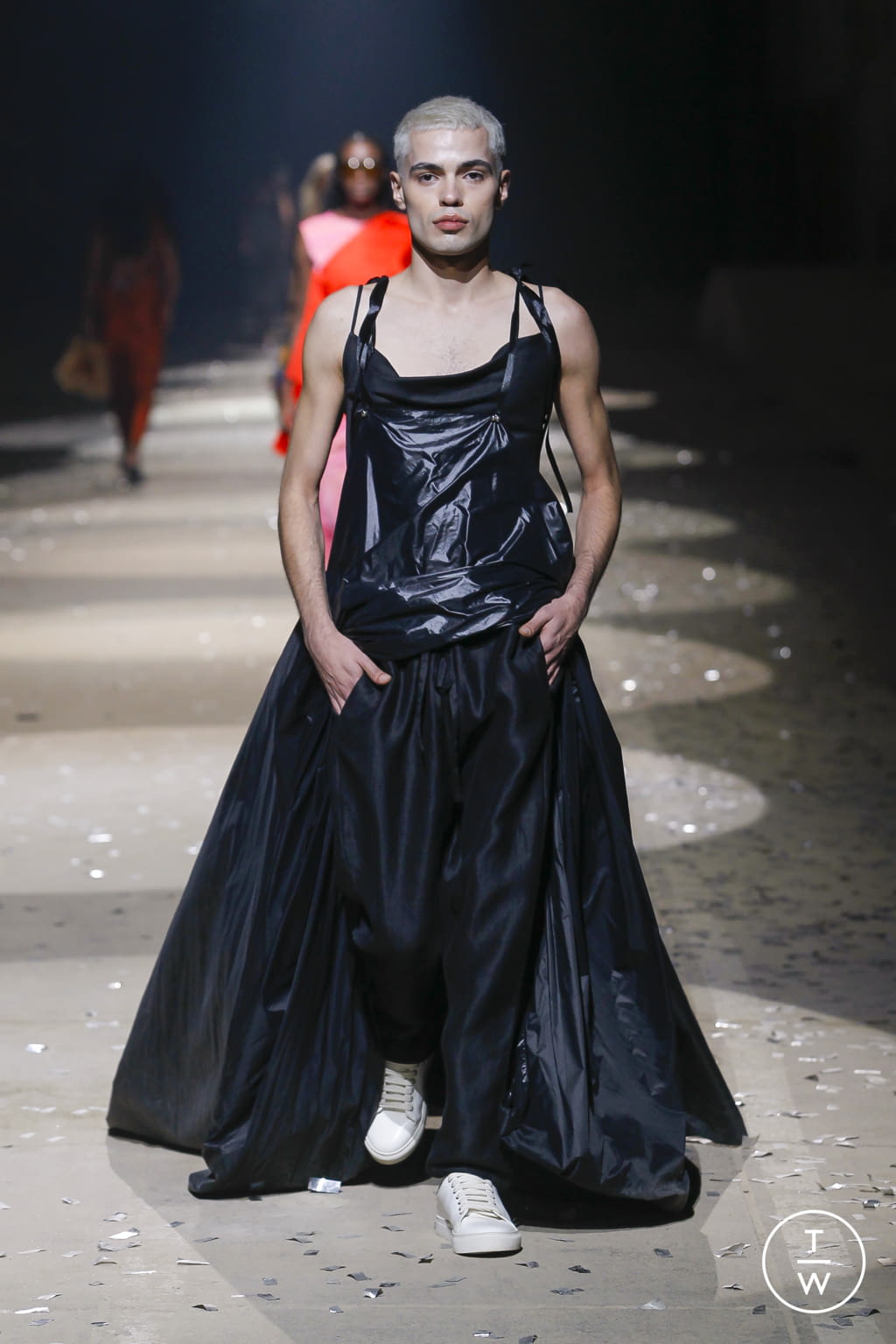 Fashion Week London Spring/Summer 2022 look 6 de la collection Marques' Almeida womenswear