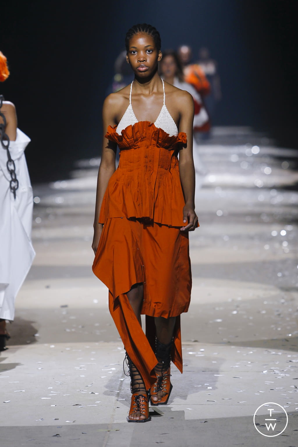 Fashion Week London Spring/Summer 2022 look 24 from the Marques' Almeida collection 女装