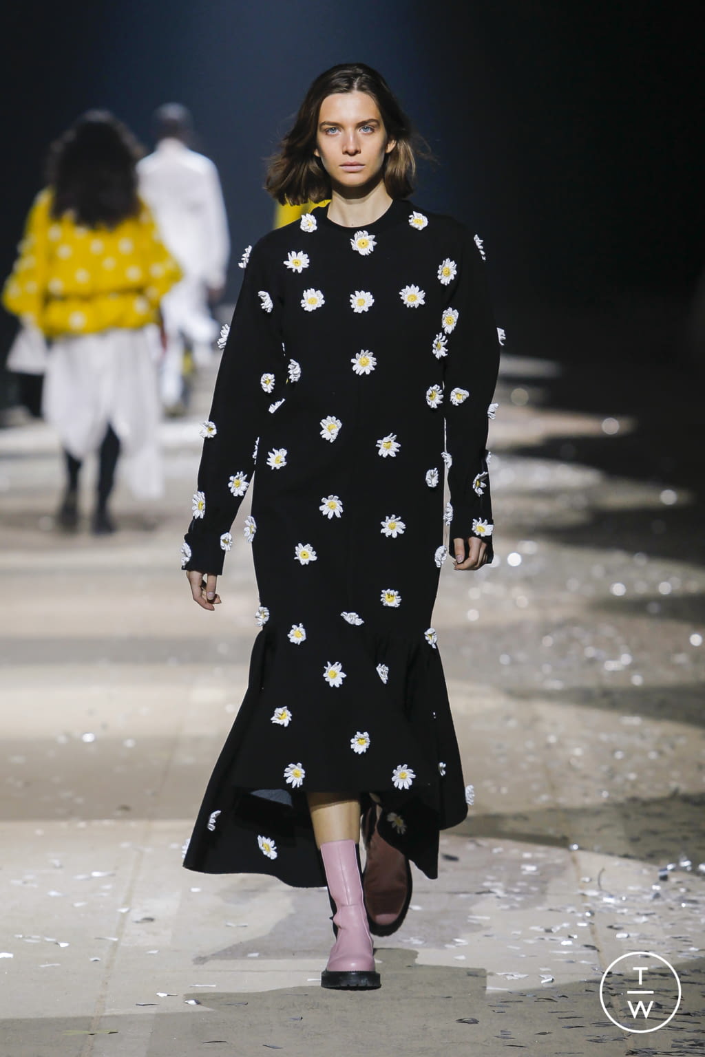Fashion Week London Spring/Summer 2022 look 32 from the Marques' Almeida collection 女装