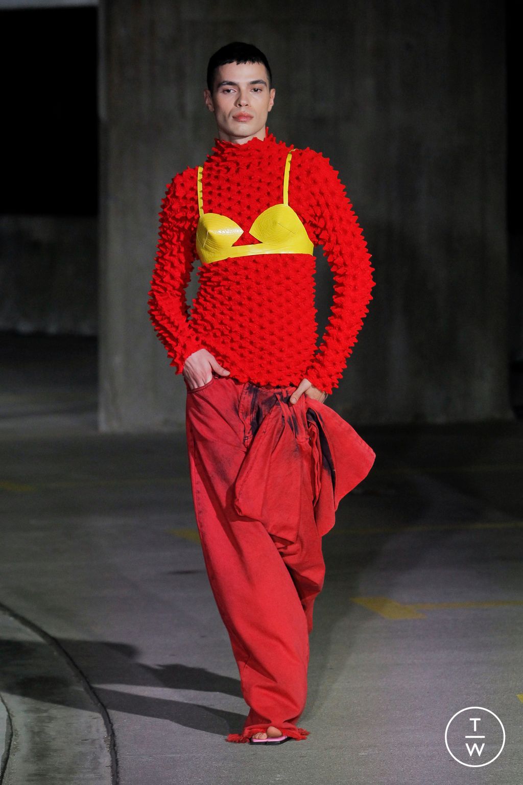 Fashion Week London Spring/Summer 2023 look 4 from the Marques' Almeida collection 女装