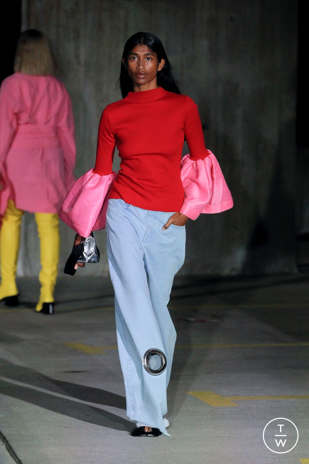 Fashion Week London Spring/Summer 2023 look 10 from the Marques' Almeida collection 女装