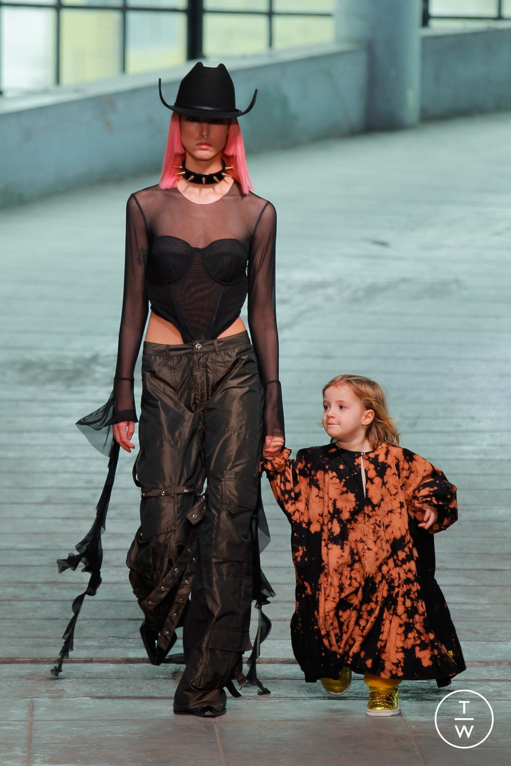 Fashion Week London Fall/Winter 2023 look 14 from the Marques' Almeida collection 女装